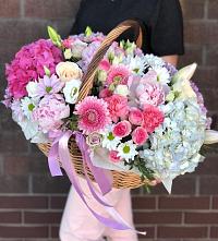 Цветочная композиция из Розы, Хризантемы, Пионы и Лизиантусы в корзине в Соколовом