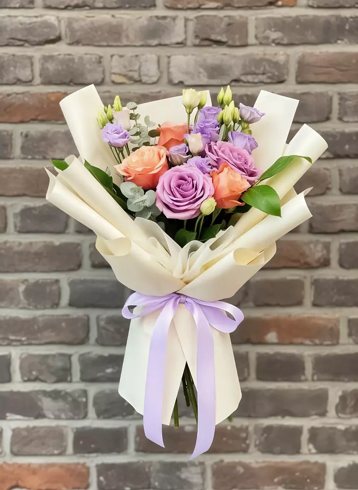 Букет цветов из: Лизиантусы и Розы в Соколовом