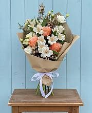 Букет цветов из:  Альстромерии, Лизиантусы, Розы и Хризантемы в Соколовом