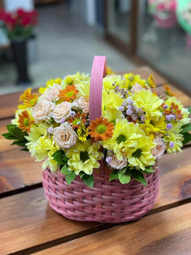 Цветочная композиция из Хризантемы и Розы в корзине в Соколовом