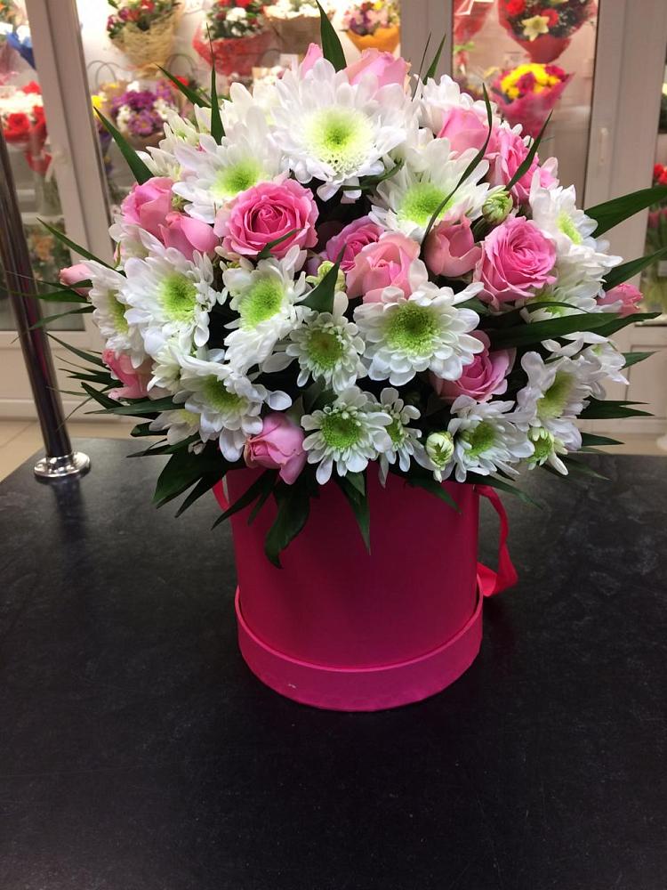 Цветочная композиция из Розы и Хризантемы в шляпной коробке в Соколовом